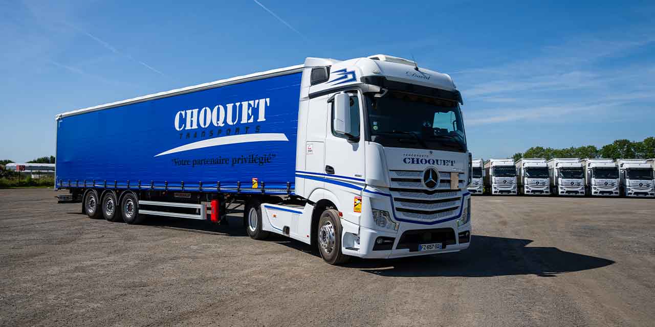 Vue d'un magnifique ensemble tracteur et semi des Transports CHOQUET