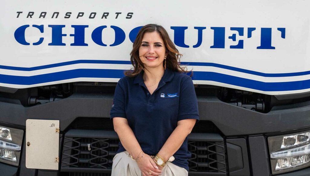 Collaboratrice devant un beau camion des Transports CHOQUET