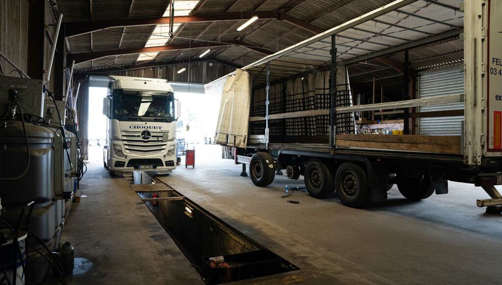 Entretien d'un camion des Transports CHOQUET